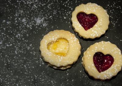 Plätzchen backen: Weihnachtsherzen mit Marmeladenfüllung