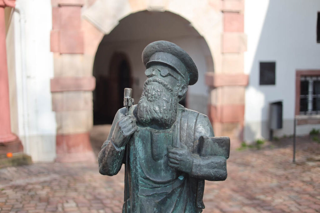 Statue eines bärtigen Mannes