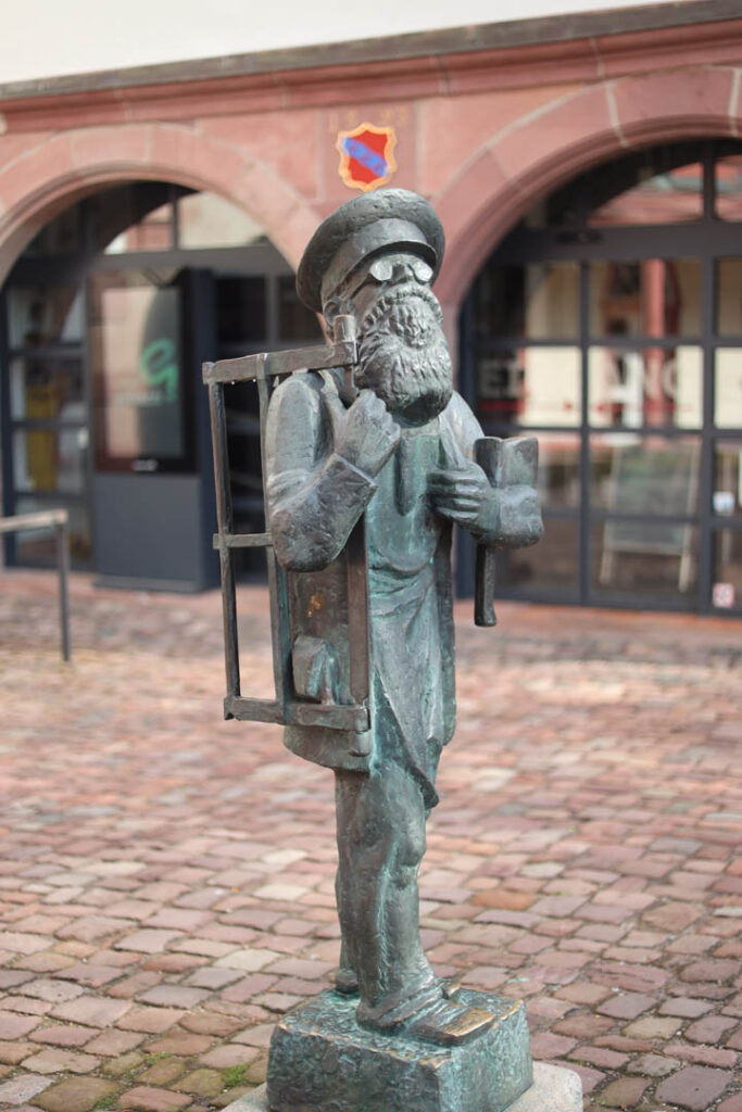 Statue eines bärtigen Mannes