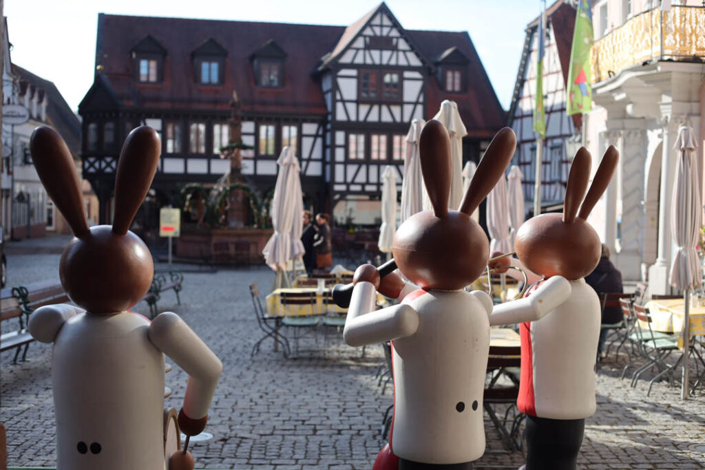 Statuen von Osterhasen mit Instrumenten auf dem Marktplatz in Michelbach
